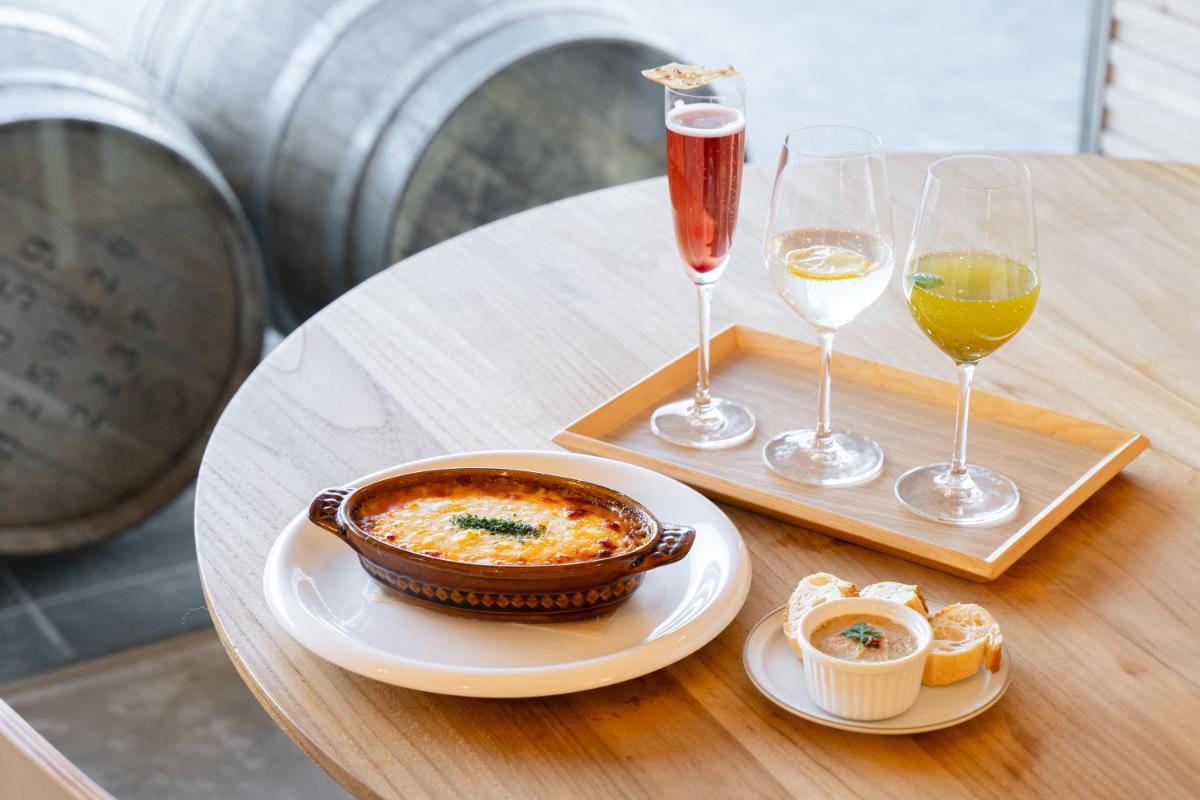 手前左から時計回りに、「挽き肉とジャガイモの重ね焼き」1320円、「ノンアルコールセレクション」1100円、「リエット」660円