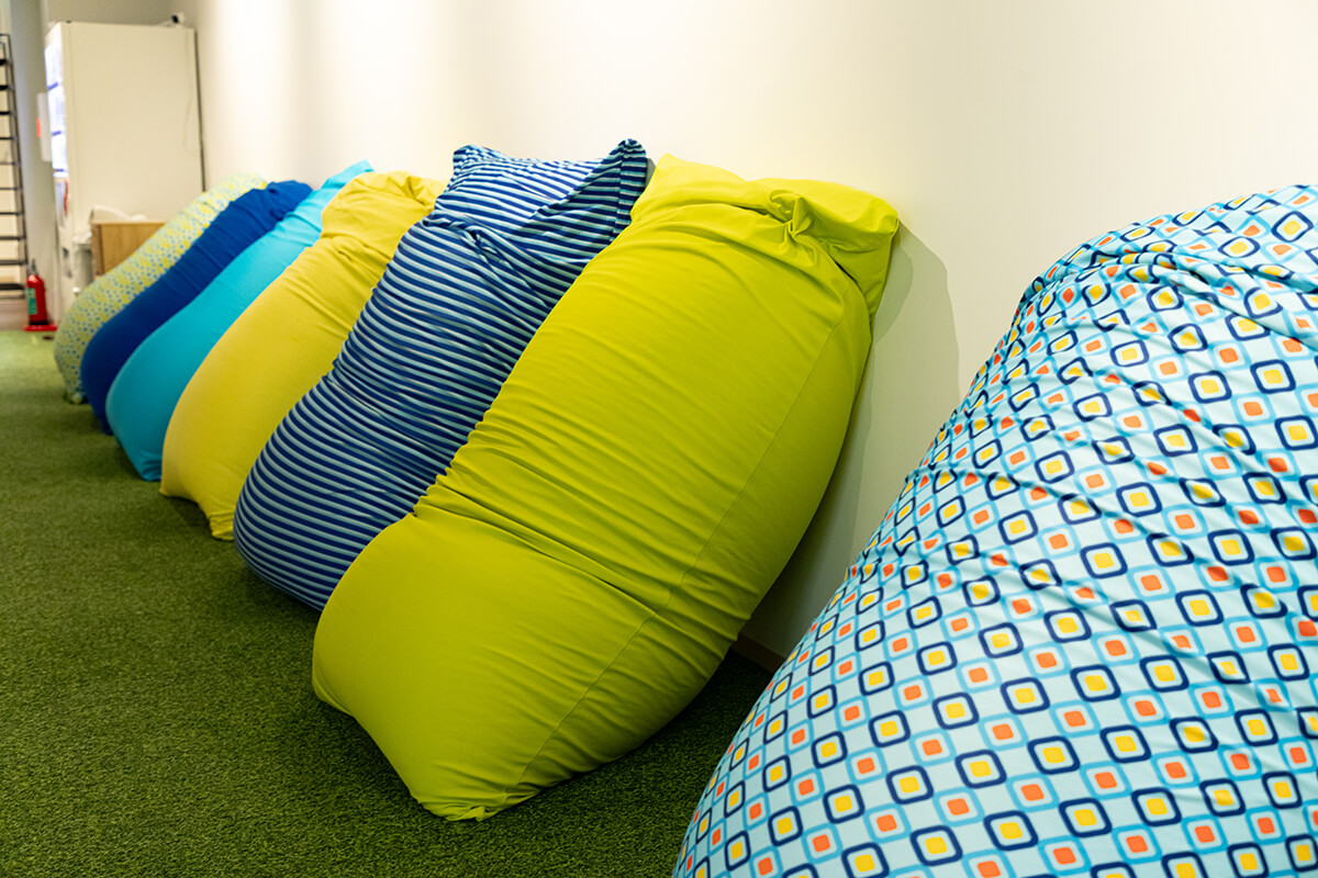 ビーズクッションはラウンジ内であれば好きな場所に移動して使うことができる