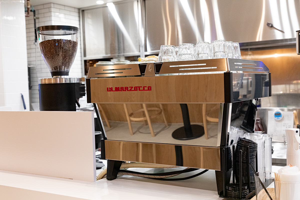 高価なエスプレッソマシーンを導入し、コーヒーの味にもこだわっている