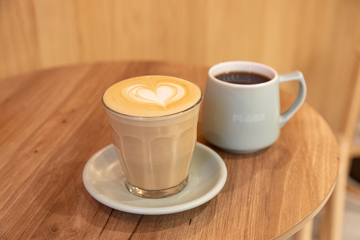 左「ホットカフェラテ S」460円、「ホットブレンド S」360円。「ONIBUS COFFEE」との共同開発だそう