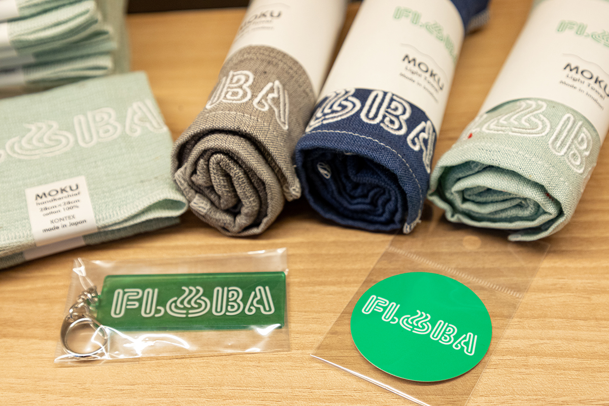 左「キーホルダー」990円、「ステッカー」300円