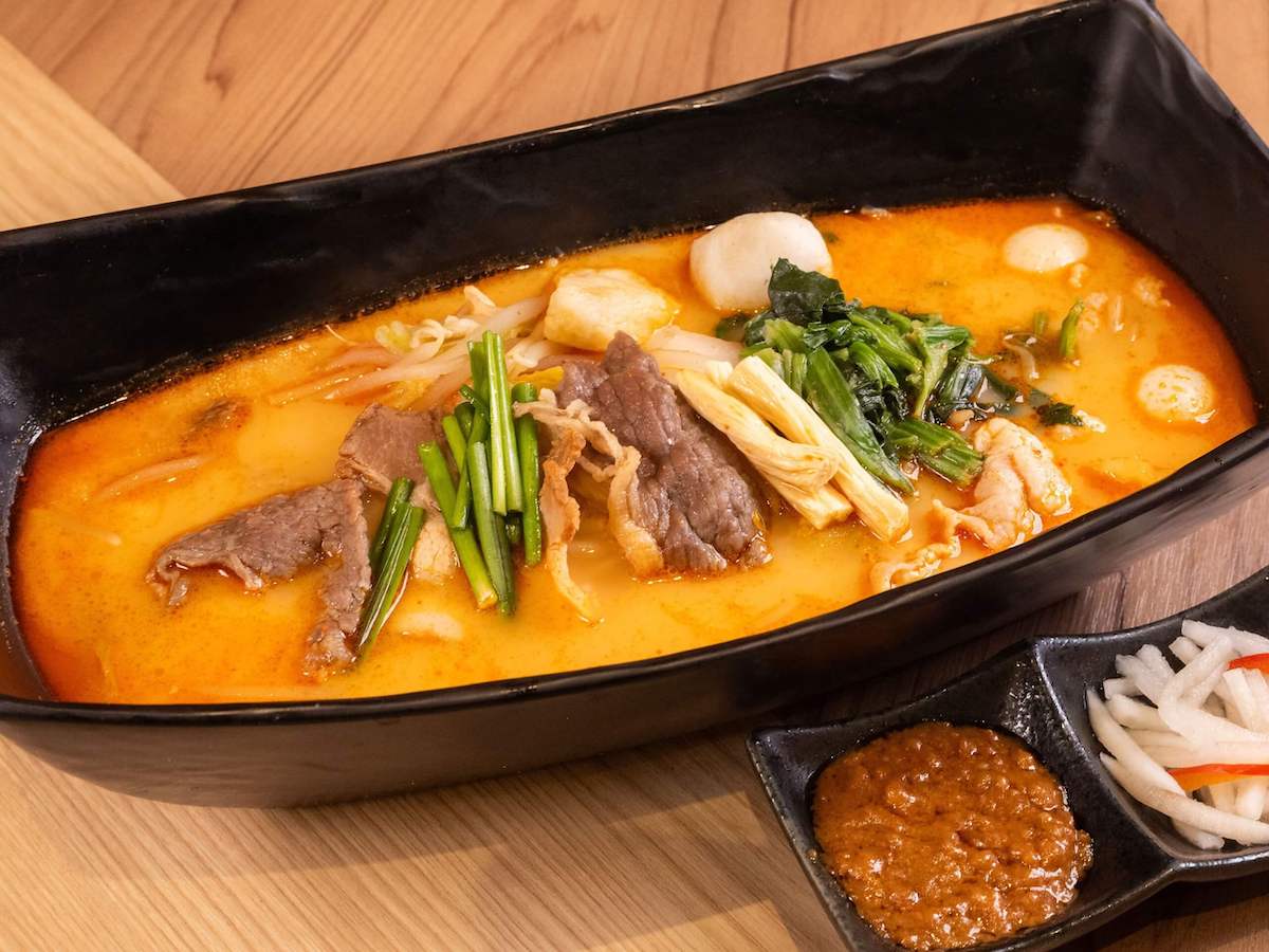 「クロスブリッジミーシェン（過橋米線）」1300円＋「マーラー」スープの場合はプラス60円 ＝1360円　※香港風肉味噌付き　