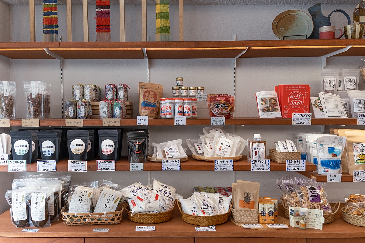 沖縄の黒糖や塩、ちんすこう、アオサなどが揃う「沖縄コーナー」
