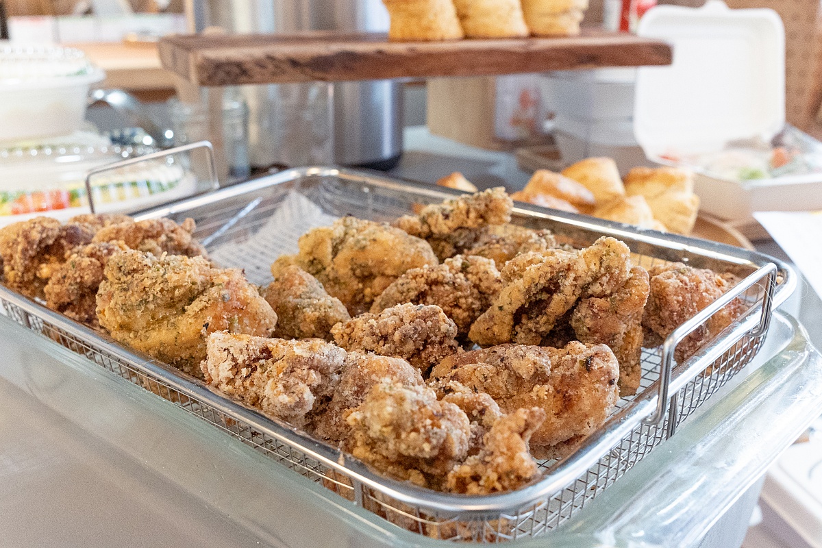 大人気の「からあげ」は別売りも。2個で300円