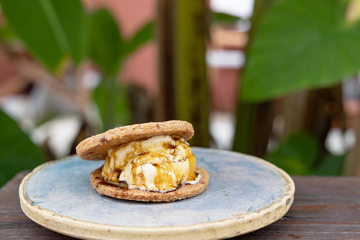 黒糖と塩を練り込んだクッキー生地にアイスをサンド。クッキーアイスサンド450円