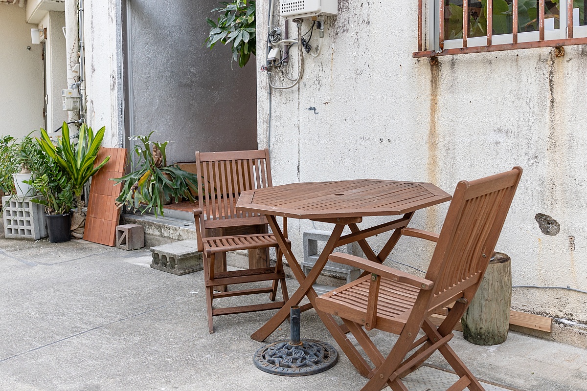 地元の常連さんが集まる松尾芭商。店内で出会った地元の人と会話を楽しんでみては？
