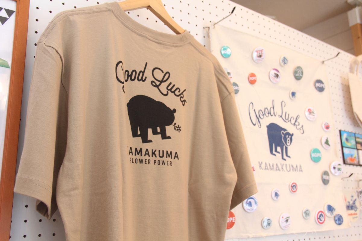 「Good Lucks 鎌倉TEE」1980円～。「缶バッチ」1個110円（小）、220円（大）