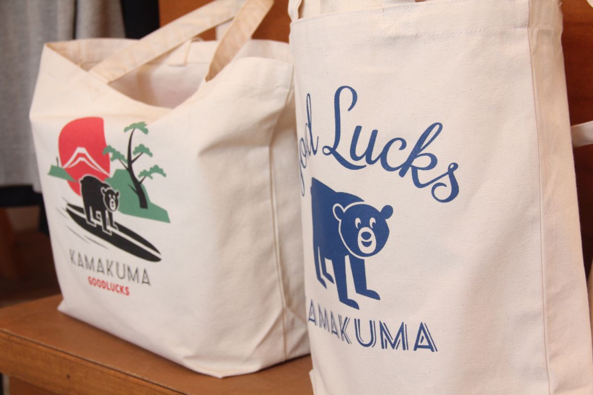 「KAMAKUMAコットンバッグCLASSIC」1100円（右）、「鎌倉 コットンバッグ （MLサイズ）」1485円