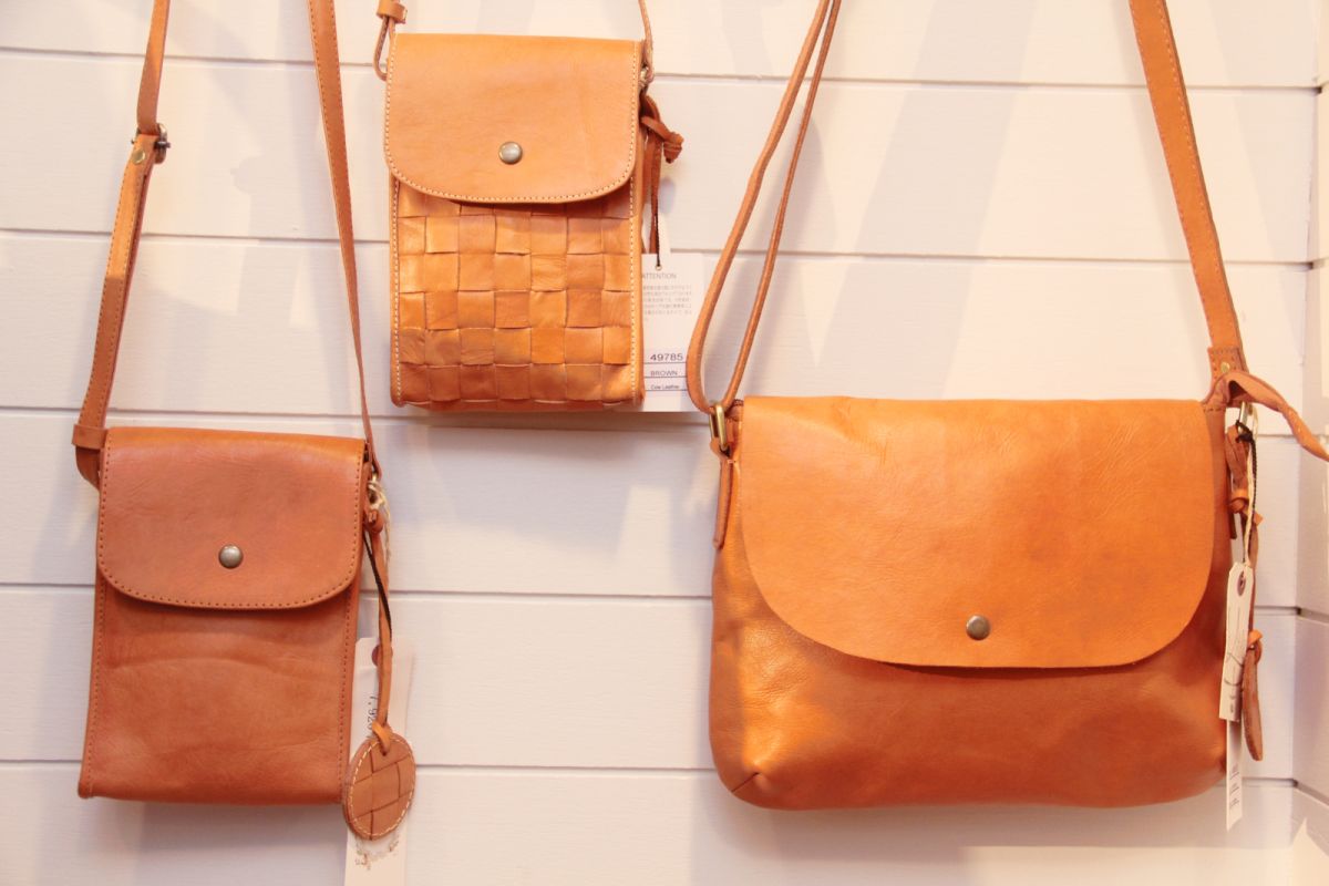 「レザーポーチ」左・中央＝各7920円、右＝12100円