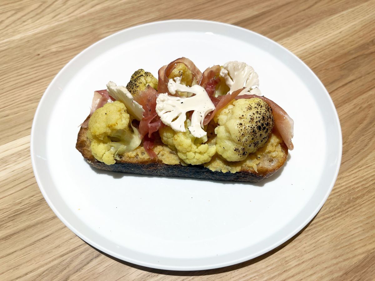 「パン オ ルヴァンのタルティーヌ カリフラワーとハモンセラーノ」1398円 ※販売は2025年2月28日（金）まで