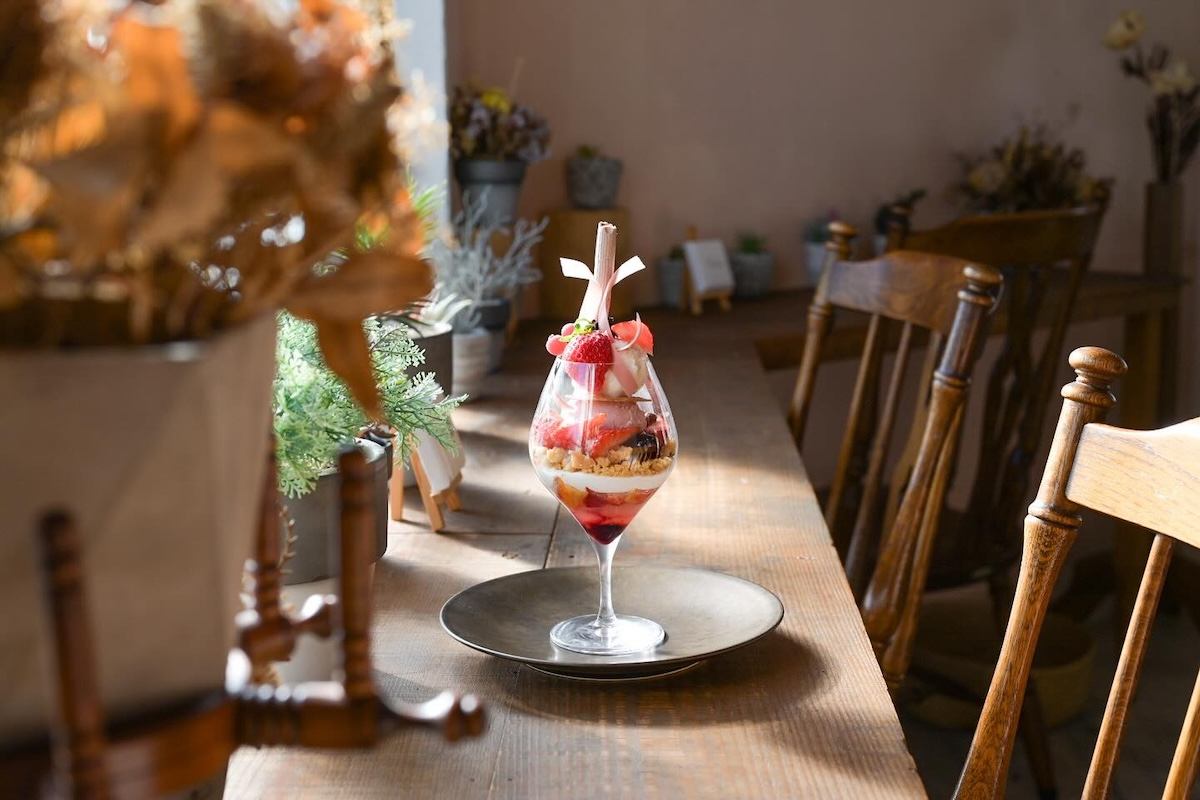 「春を見つめる早咲き苺パフェ」2400円