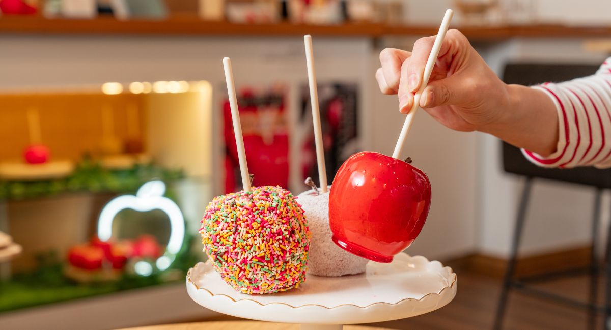 横浜中華街に初上陸！ 「& apple」で素材にこだわる極上リンゴ飴を食べ歩き