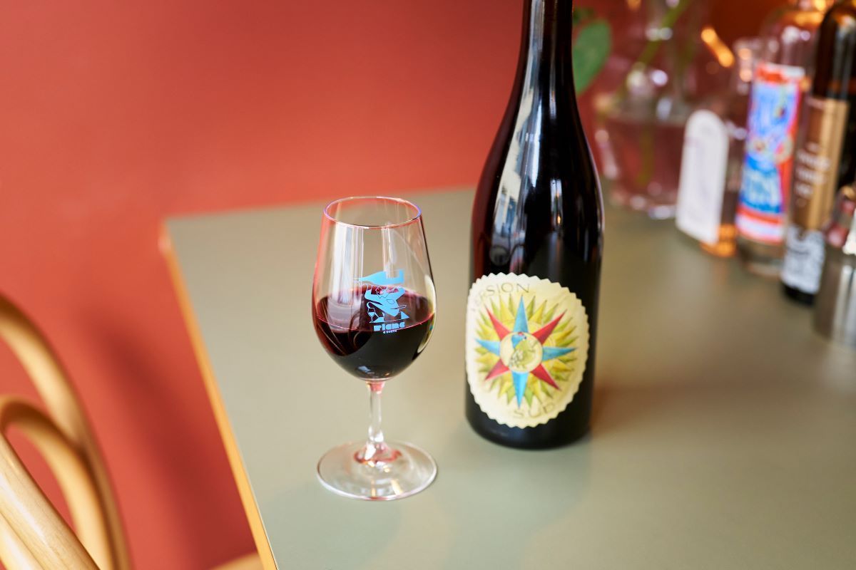 グラスワインは一律で950円。ロゴ入りのグラスがかわいい