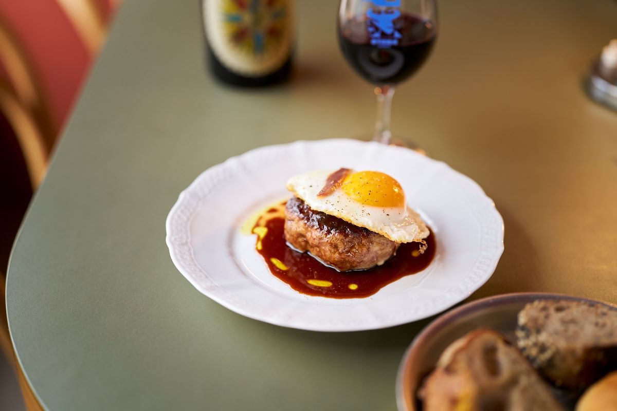 根強い人気を誇る「蝦夷鹿の自家製ハンバーグとアンチョビ」1200円