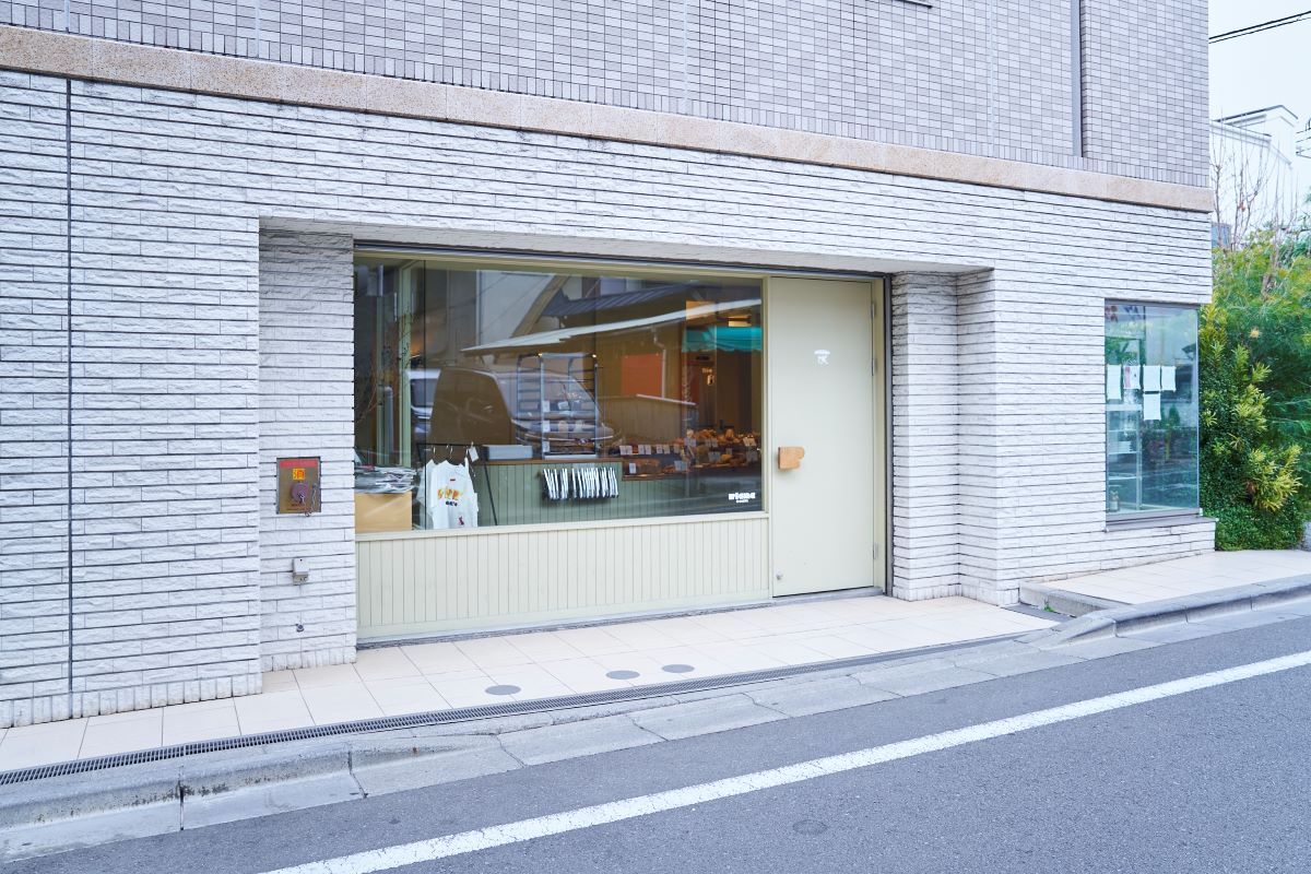 ベーカリーはワインスタンドのすぐそこ。（←「すぐそこ」とは向かい？横？位置関係が知りたいです）営業時間は15～20時（土・日曜、祝日は11時30分～）、月曜休み