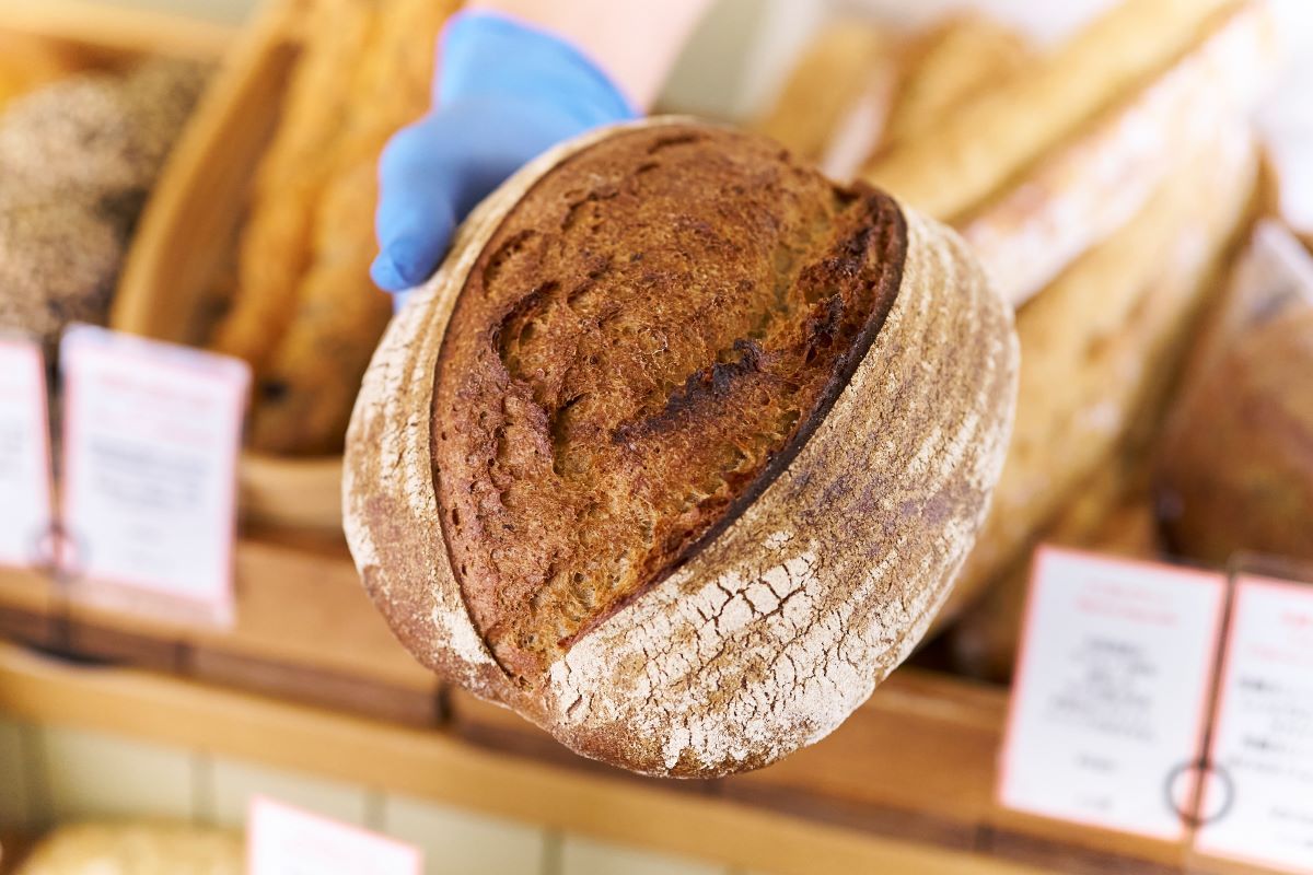 「カンパーニュ」ホール1830円。1/2は920円、1/4は460円で購入可能