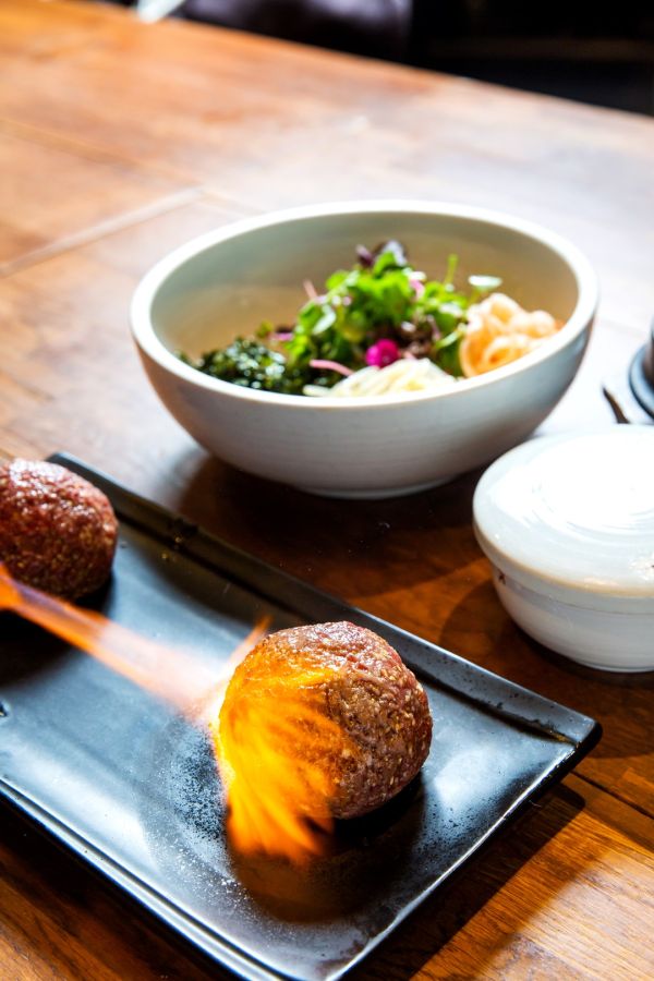 ランチ限定の名物ユッケビビンパッ（1万9000ウォン）が大人気