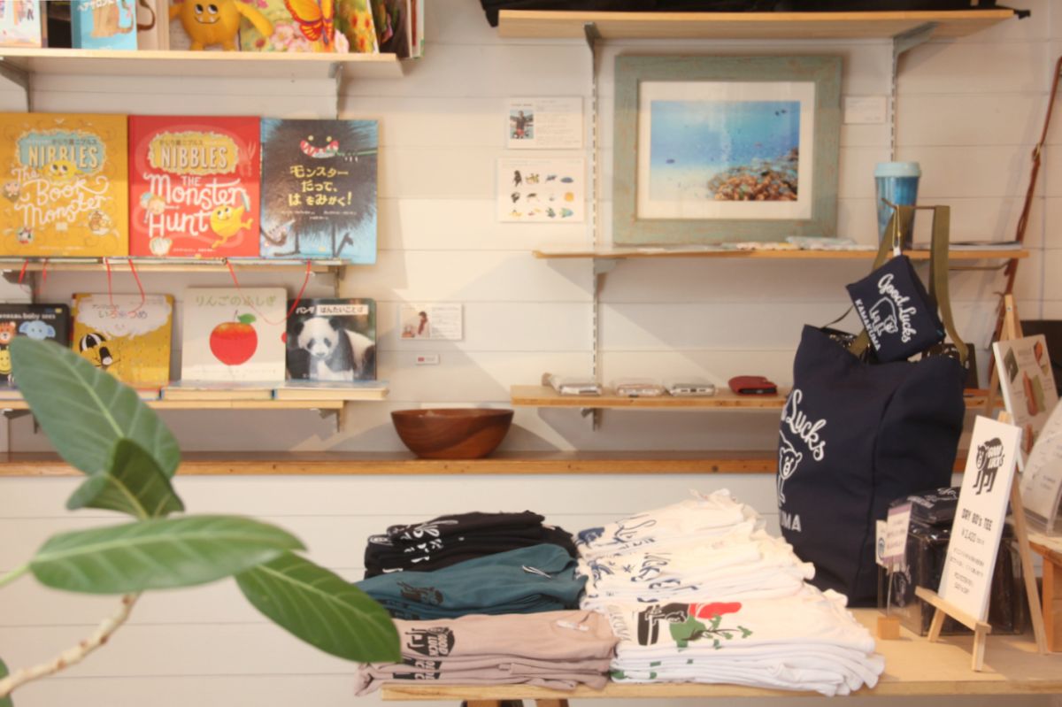 店内は海辺の街らしい白を基調にしたインテリア