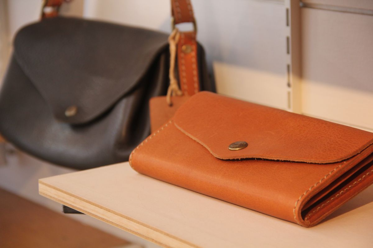 レザーの「長財布」1万2100円