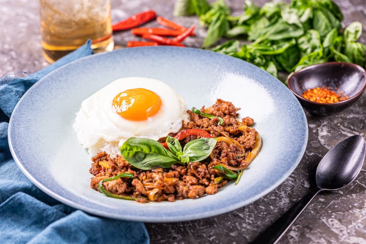 「タイ定番！バイガパオ 鶏肉のガパオ炒めご飯 フライドエッグ添え」1386円