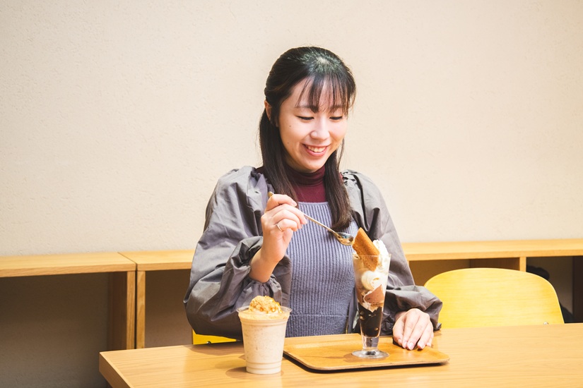 「クルミッ子パフェ」1595円(右)、飲むクルミッ子823円(左)