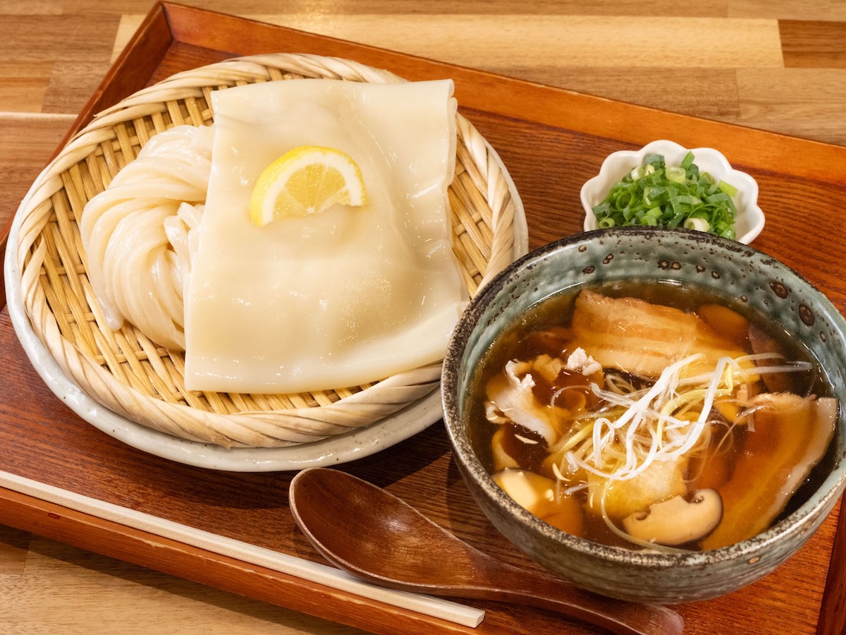 「ネギのつけ肉汁」 930円  ※麺は「ひもかわうどん&うどんの相盛り」