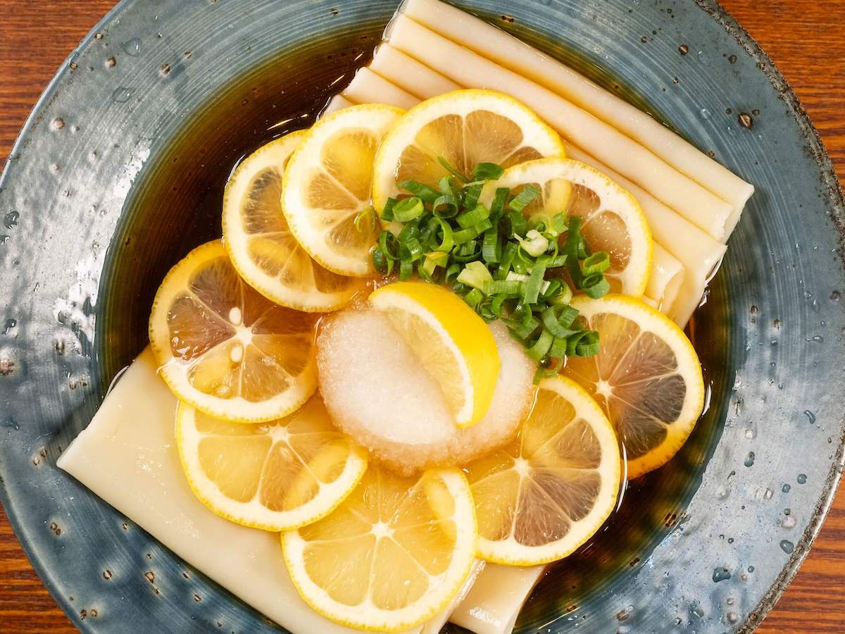 「レモンおろしぶっかけ」 940円+「ひもかわ」麺の場合プラス 60円=1000円