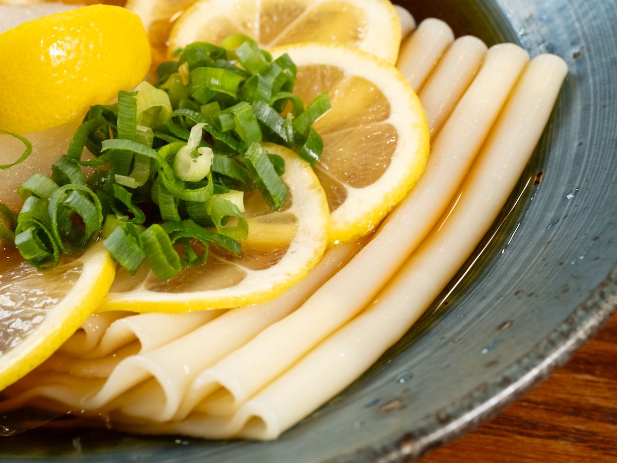 ひもかわうどんのドレープも実にお見事!