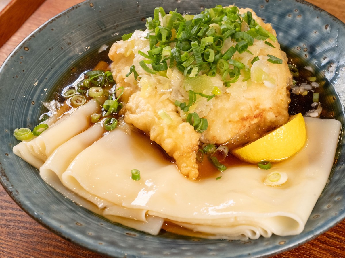 「とり天ぶっかけ(ネギ塩だれ)」 1050円+「ひもかわ」麺の場合プラス 60円=1100円