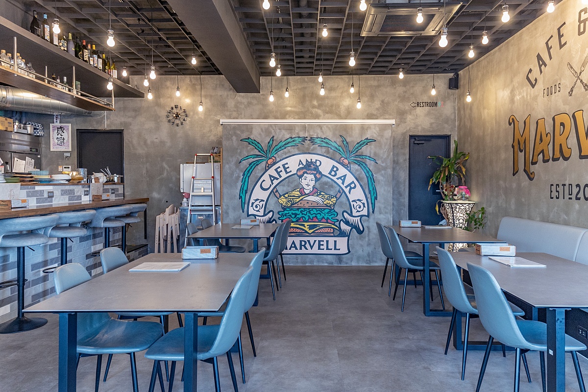 グレーを基調としたおしゃれな店内