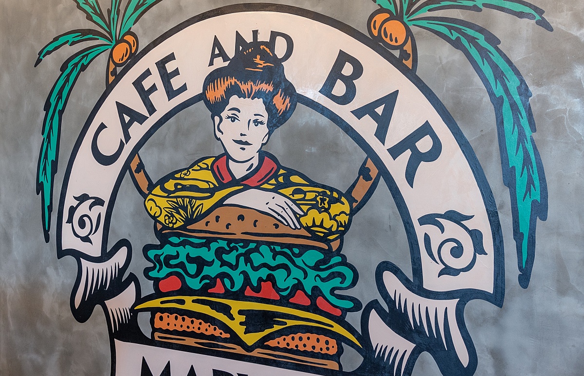 琉装の女性が描かれたウォールアートが印象的