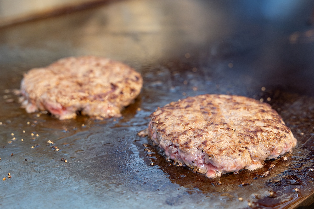 鉄板で焼き上げるパティ。パサつき感ゼロでジューシー