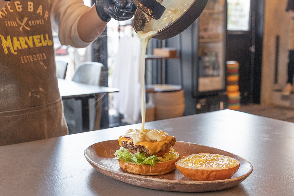 2種類のチーズが味わえるチーズバーガー 1,250円