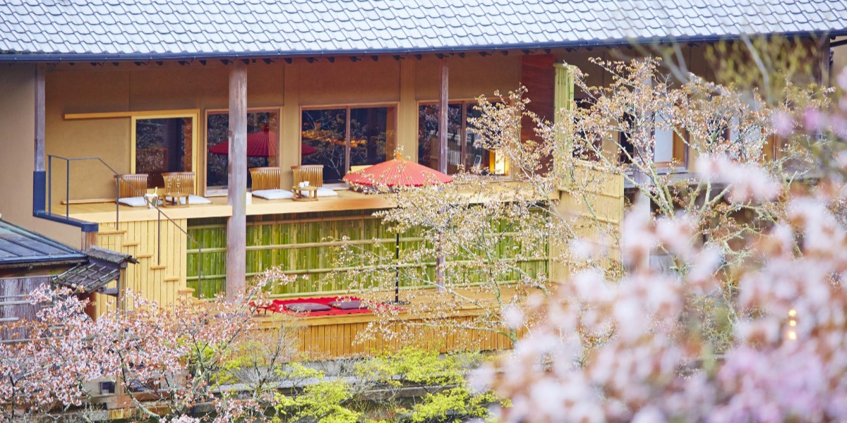 喧騒から離れた特等席で桜の花見を体験！「星のや京都」の「奥嵐山花見滞在」