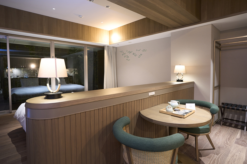 テーブル＆椅子 もしくは テーブル＆小上がりソファがある（客室により異なる）※どちらのタイプかはおまかせ