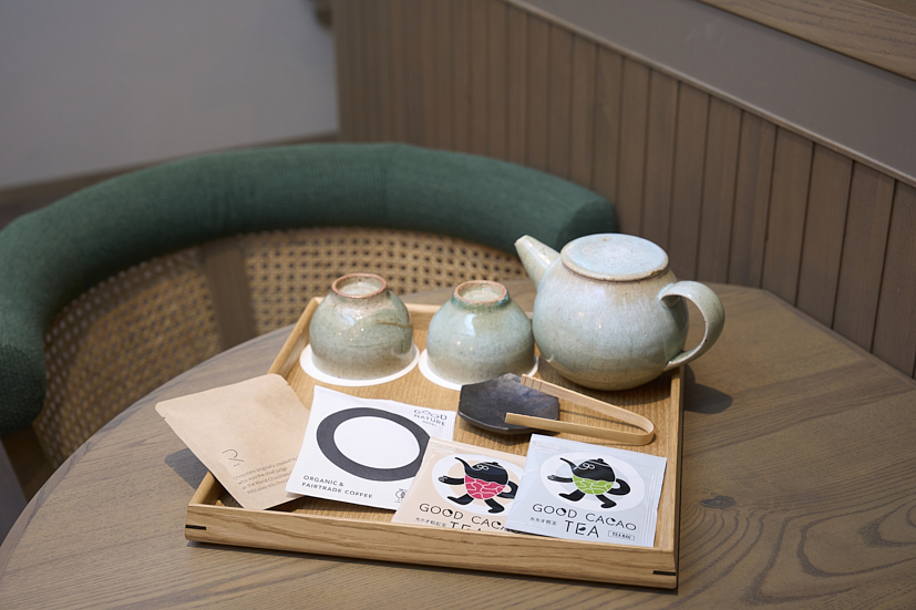 ウェルカムドリンク＆スイーツ、清水焼「TOKINOHA」の茶器セット（茶器のブランドは客室タイプにより異なる）