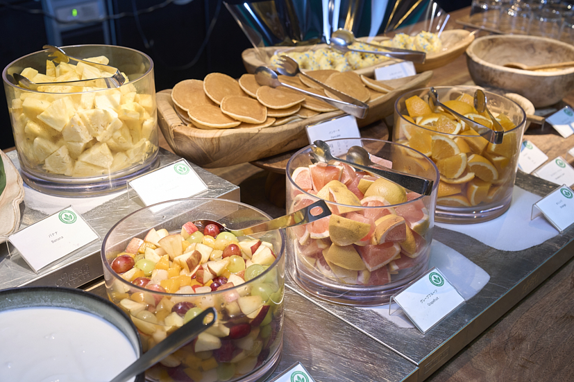 パンやパンケーキ、チーズ、フルーツなど、豊富なラインナップ