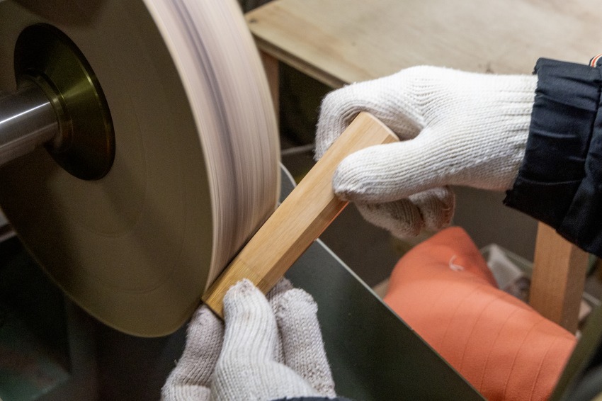 加工機械と手作業による丁寧な仕事で、手にしっくりとなじむ柄を作り上げています