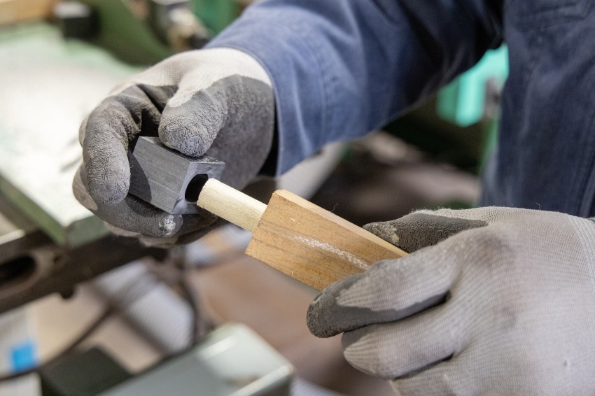 芯材を差し込んだ柄に刃を固定する口輪をはめ込みます