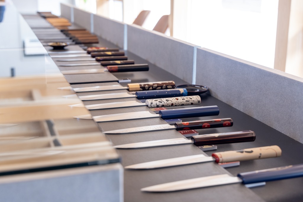 越前打刃物と「山謙木工所」の柄の多彩な組み合わせが見られます