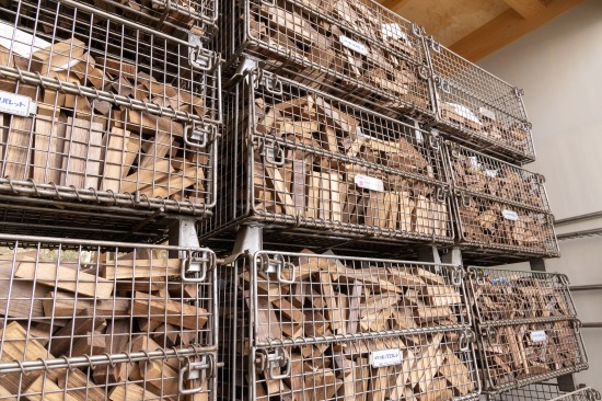 ガラス窓越しに木材のストックヤードが見学できます。ここで2～3年ほど自然乾燥させて寝かせます