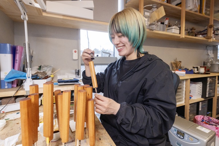 由麻さんをはじめ、若手の女性職人が作業に勤しむ蒔絵工房。福井の伝統工芸の魅力を発信する、職人タレントの彩葉わかなさんも活躍中