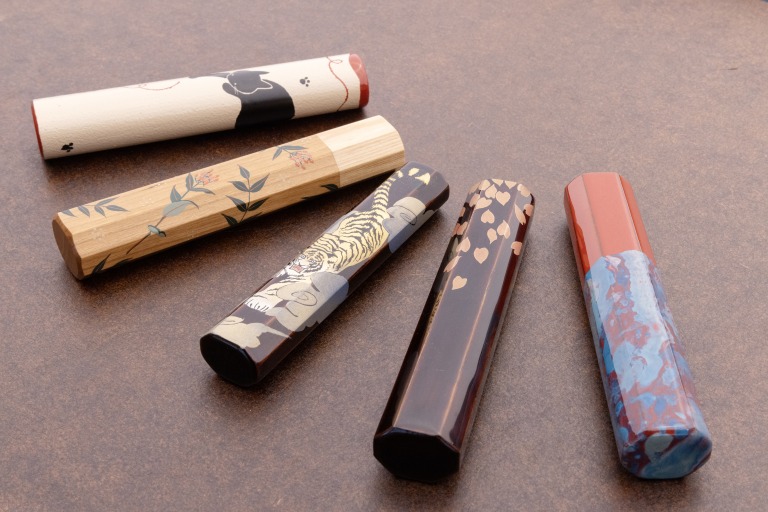 写真は「柄と繪」定番の図柄。セミオーダーは25,000円～、蒔絵のフルオーダーは30,000円～を目安に。納期は2週間～1カ月ほどかかります