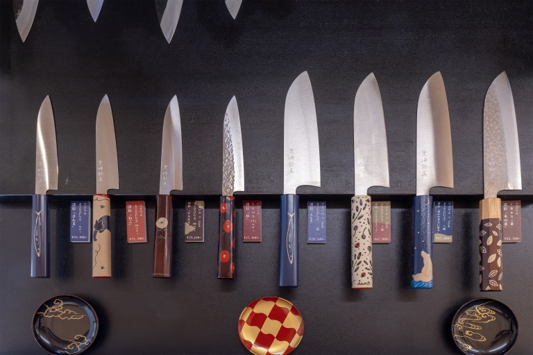 越前打刃物の工房7～8社から家庭で使いやすい刃をセレクト。柄は木目を生かした口輪のないシンプルなものも人気が高いそう