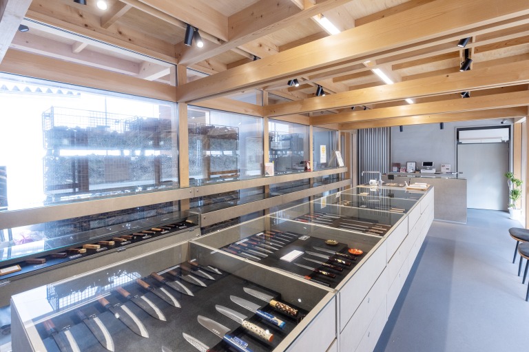 ワークショップは公式SNSでお知らせするのでチェックしてみて。料金は1人34,000円。職人が仕上げをして1カ月後に発送