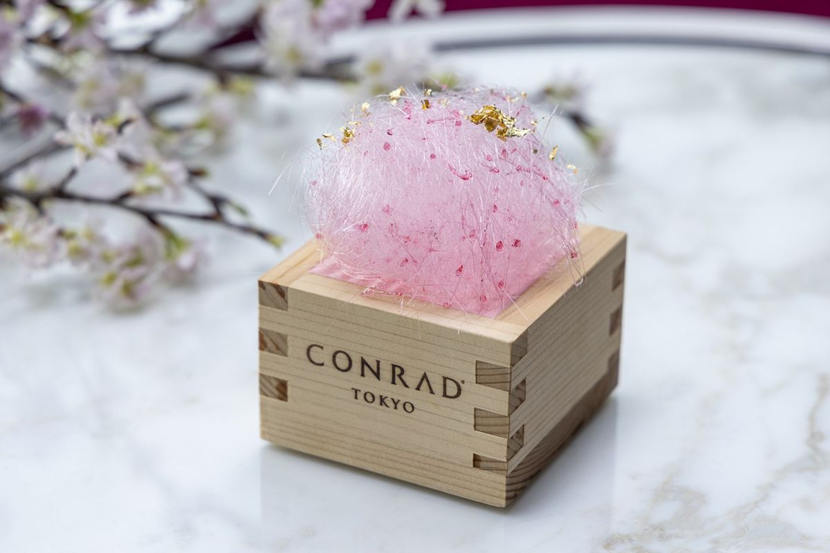 ピンク色の飴菓子で桜の木に見立てた「桜ソイ・ティラミス」