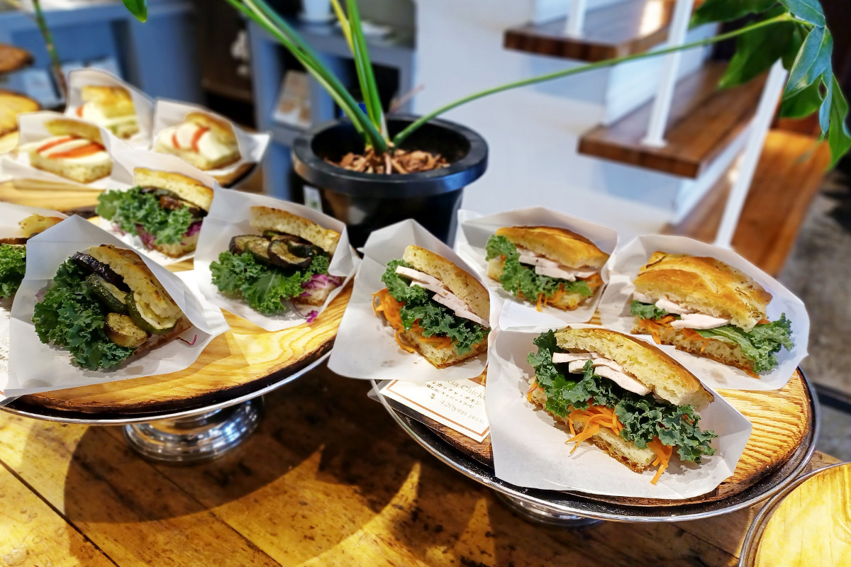 左から「フォカッチャ・カプレーゼ」497円、「フォカッチャ・ベジタブル」410円、「フォカッチャ・チキン」454円