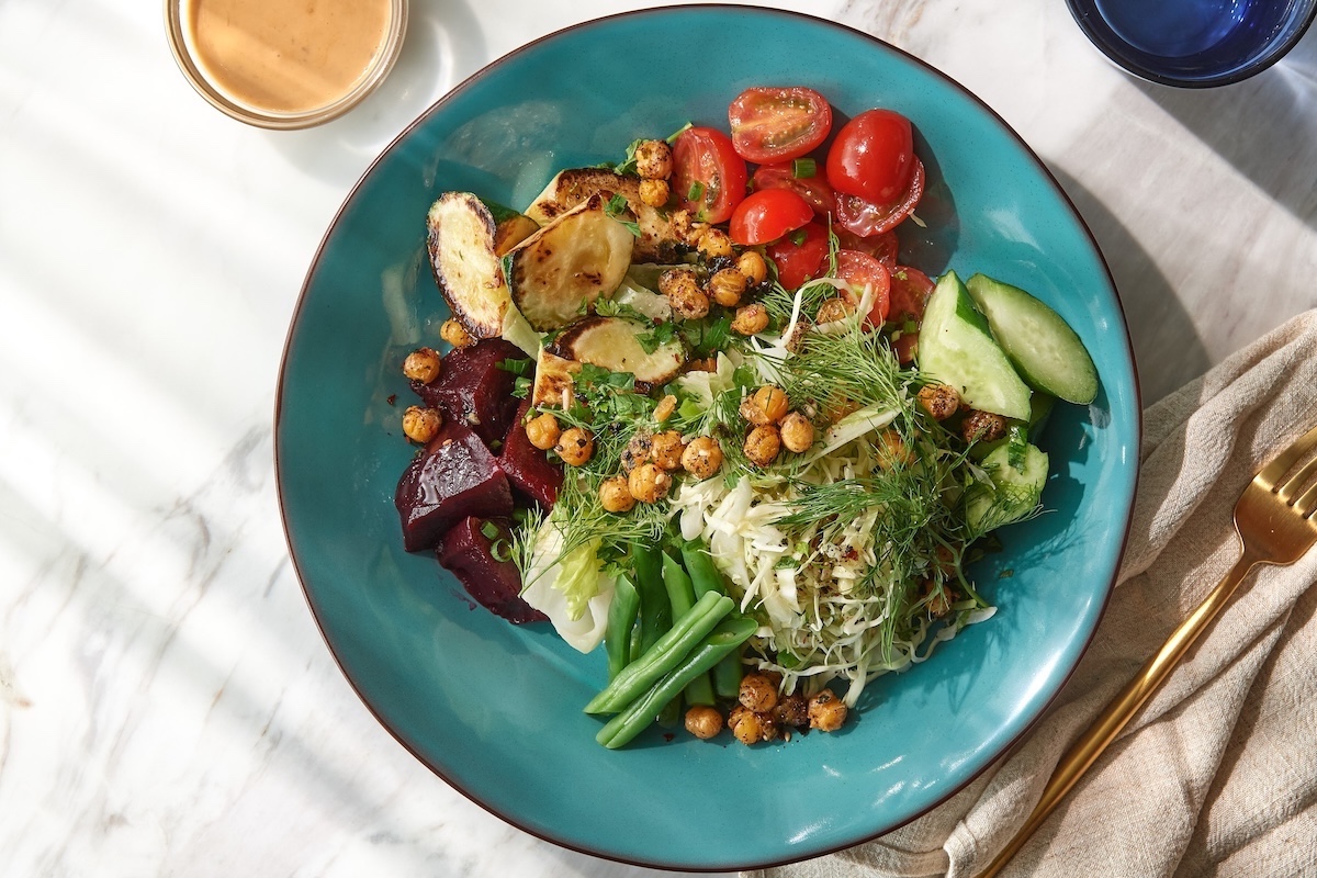 「チョップドサラダ - グリーンビーンズ、ズッキーニ、トマト、 キャベツ、ひよこ豆、ビーツ、 シトラスセサミドレッシング」2100円 ©︎Koji Hanabuchi