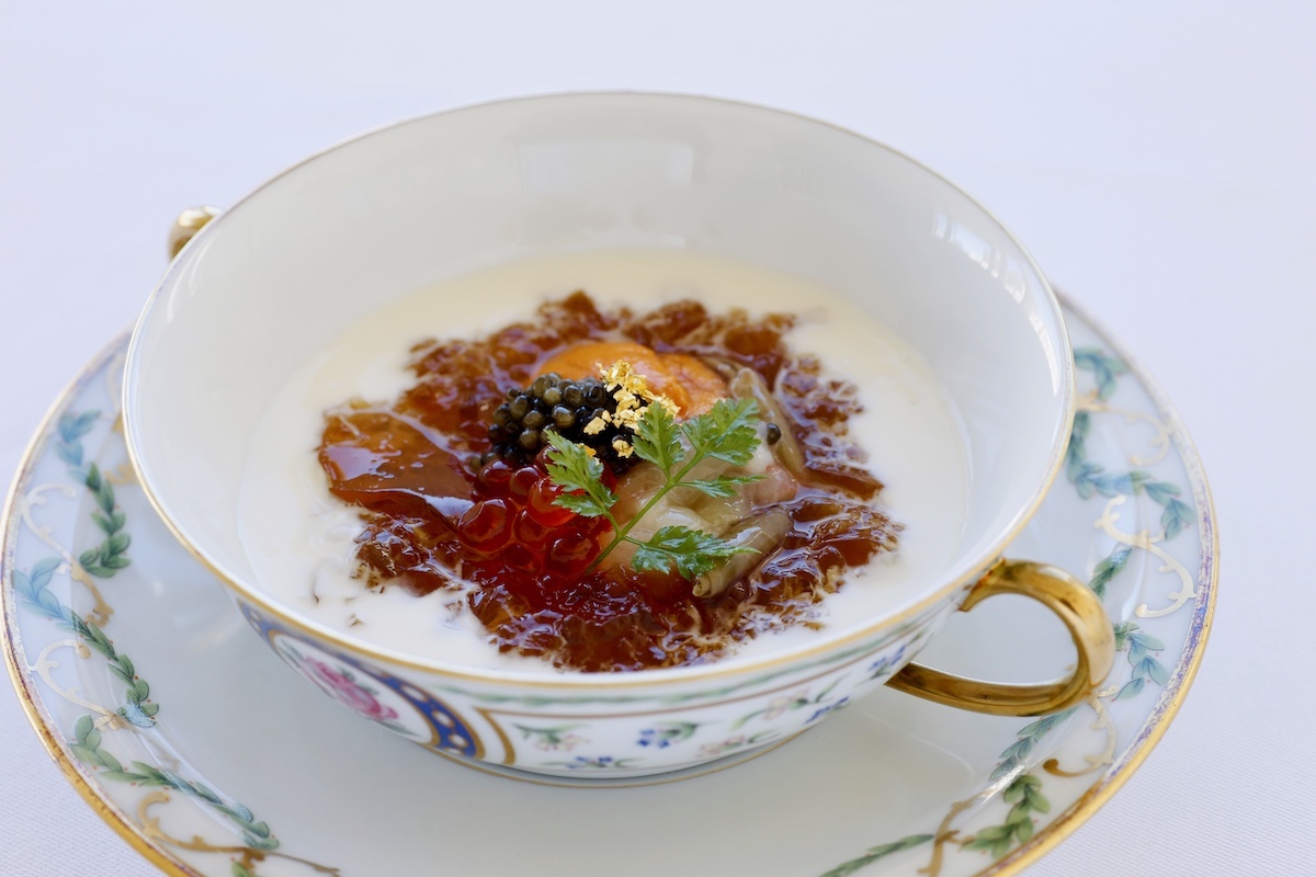 「ホテル西洋コース（Menu Héritage）～ホテル時代の人気メニューを集めた懐かしのコース～」2万3100円（サービス10%別　※要3日前予約）。写真は「海の幸の宝石箱」