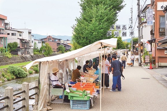 露店が宮川沿いに一列に並びます